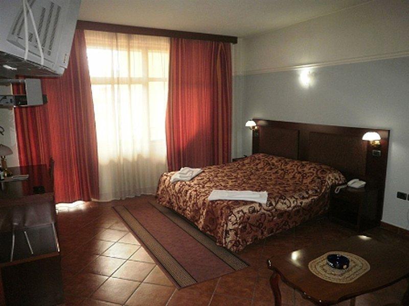 Hotel Elysee Τίρανα Δωμάτιο φωτογραφία